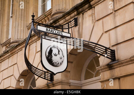 Regno Unito, Inghilterra, Wiltshire, bagno, Milsom Street, Barclays Bank segno appeso in eleganti letti in ferro battuto con supporto Foto Stock