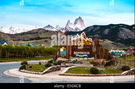 Benvenuti a El Chalten village segno. Fitz Roy mountain range in background, Argentina. Foto Stock