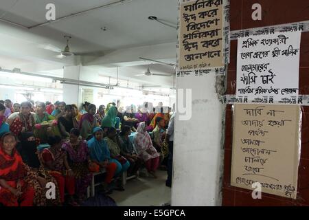 Dacca in Bangladesh. 31 luglio, 2014. diverse centinaia di lavoratori del gruppo tuba di continuare il loro sciopero della fame per il terzo giorno consecutivo in fabbrica che richiedono ottime retribuzioni e bonus eid. oltre 1.600 lavoratori della tuba gruppo che possiede anche tazreen mode limitata che è stata bruciata nel novembre 2012 uccidendo 112 lavoratori hanno protestato per i loro stipendi e eid e bonus durante i mesi di maggio, giugno e luglio. Foto Stock