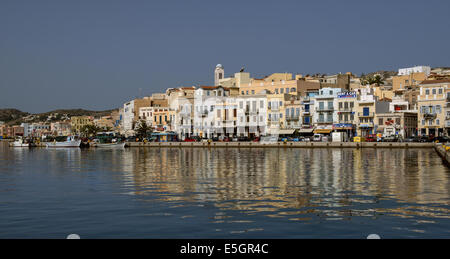 Vista del porto di Ermoupoli town - la capitale delle Cicladi-, il più antico porto della Grecia moderna, situato in Syros Island Foto Stock