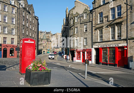 Vista dal Grassmarket verso Cowgate a Edimburgo in Scozia con il vecchio tipo di casella telefono Foto Stock