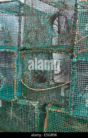 Close up di lobster pot sulla banchina nel porto di pesca di Llança, Costa Brava Foto Stock