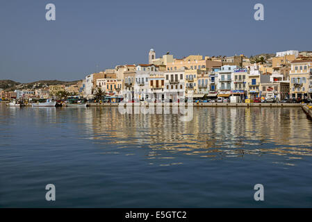 Vista del porto di Ermoupoli town - la capitale delle Cicladi-, il più antico porto della Grecia moderna, situato in Syros Island Foto Stock