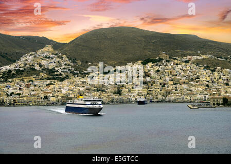 Il porto della città di Ermoupoli - capitale delle Cicladi- in Syros Island è il più antico porto della Grecia moderna Foto Stock