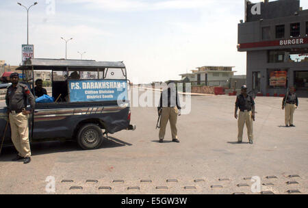 Di Karachi, Pakistan. 31 Luglio, 2014. La polizia sigillato la strada conduce verso la spiaggia di Clifton e come un divieto di nuotare nel mare, a Karachi il giovedì, 31 luglio 2014. Mercoledì Più di decine di persone sono annegati presso la spiaggia di Clifton e il numero di persone annegato rose a diciannove poiché Mercoledì notte il secondo giorno di Eid-ul-Fitar. Tre delle vittime erano membri della stessa famiglia e i loro corpi sono stati inviati nuovamente alla loro area ancestrale. Credito: Asianet-Pakistan/Alamy Live News Foto Stock