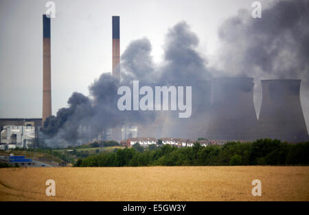 Ferrybridge, West Yorkshire, Regno Unito. 31 Luglio, 2014. Incendio scoppia a Ferrybridge 'C' Coal Fired power station Credit: Chris mcloughlin/Alamy Live News Foto Stock