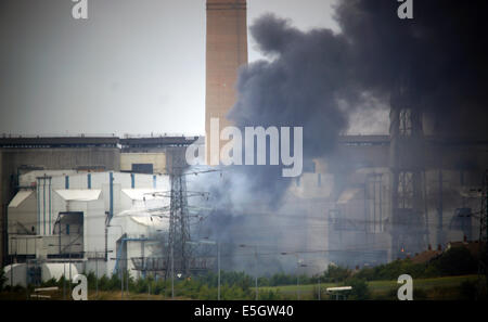 Ferrybridge, West Yorkshire, Regno Unito. 31 Luglio, 2014. Incendio scoppia a Ferrybridge 'C' Coal Fired power station Credit: Chris mcloughlin/Alamy Live News Foto Stock