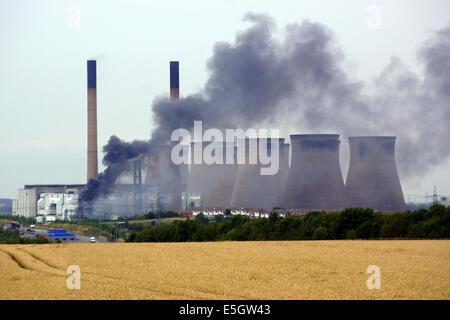 Ferrybridge, West Yorkshire, Regno Unito. 31 Luglio, 2014. Incendio scoppia a Ferrybridge 'C' Coal Fired power station Credit: Chris mcloughlin/Alamy Live News Foto Stock