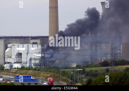 Ferrybridge, West Yorkshire, Regno Unito. 31 Luglio, 2014. Incendio scoppia a Ferrybridge 'C' Coal Fired power station Credit: Chris mcloughlin/Alamy Live News Foto Stock