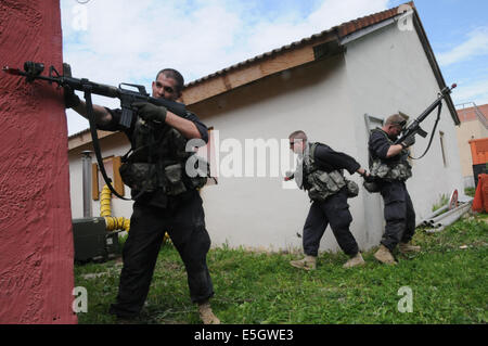 Stati Uniti Army Spc. Dillon Warnock, a sinistra, con l'Ingegnere 364 società, fissata per il 1° Battaglione, 4° Reggimento di Fanteria, pro Foto Stock