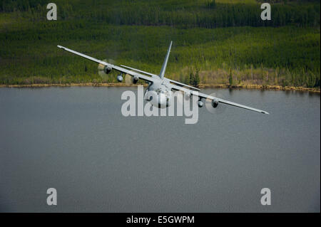 Un U.S. Air Force C-130 Hercules aeromobili con la 94th Airlift Wing manovre per evitare di simulazione di terra-aria minacce 2 Giugno Foto Stock