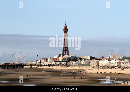 La gente sulla spiaggia di Blackpool con la torre e il molo centrale a distanza Foto Stock