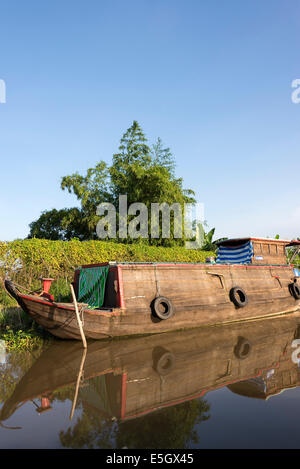 Casa galleggiante sul Fiume Hau, Can Tho, Delta del Mekong, Repubblica Socialista del Vietnam. Foto Stock