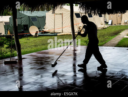 Stati Uniti Navy Cryptologic tecnico (dichiarazioni interpretative) 1a classe Troy Dudash pulisce i pavimenti in un accampamento di Punta Gorda, Belize, Giugno Foto Stock