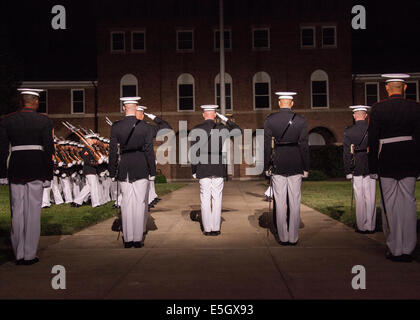 Stati Uniti Marines stand e salutate il pass e di revisione durante la serata sfilata cerimonia alla caserma marini di Washington D.C., Giugno Foto Stock