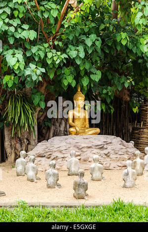 Il Buddha sotto la struttura Bo al Wat Phan-Tao tempio in Chiang Mai, Thailandia Foto Stock