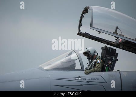 Stati Uniti Air Force Il Mag. Sean Halbrook, un F-15 Eagle pilota di aeroplani con la 131Fighter Squadron, 104th Fighter Wing, Massachuse Foto Stock