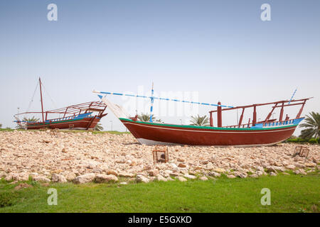 Stilizzata arabo navi in legno. Un Monumento in Ras Tanura, Arabia Saudita Foto Stock