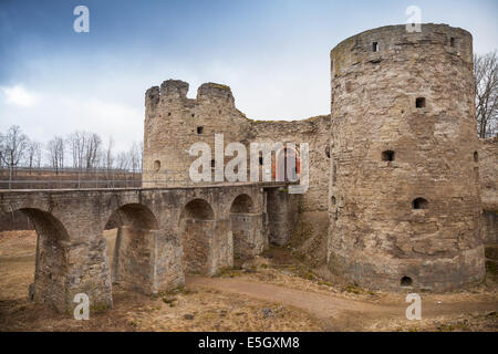 Ingresso alla fortezza Koporye nel villaggio storico. L'oblast di Leningrado, Russia Foto Stock