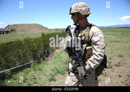 Stati Uniti Marine Corps Sgt. Timothy Carkhuff, un 81 mm sezione mortaio leader con il 3° Battaglione, 8° Reggimento Marine, assegnato t Foto Stock