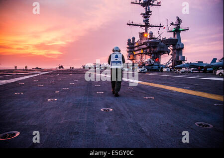 Stati Uniti Navy Capt. Greg Fenton, comandante della U.S. La marina è distribuita portaerei USS George Washington (CVN Foto Stock