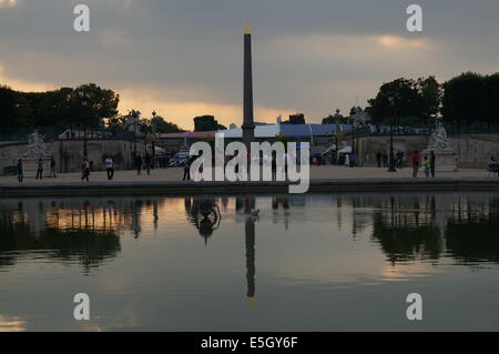 Jardin des Tuileries Garden Parigi tramonto con l'obelisco di Place de la Concorde si riflette nell' Tuileries stagno Foto Stock