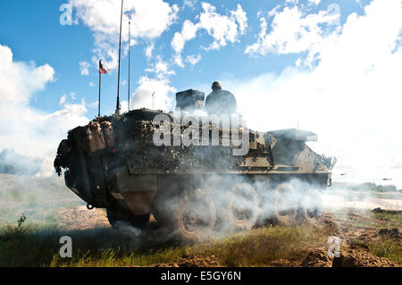 Stati Uniti Soldati con Charlie Company, 2° Battaglione, 104th reggimento di cavalleria, Pennsylvania Army National Guard per distribuire il fumo e fi Foto Stock