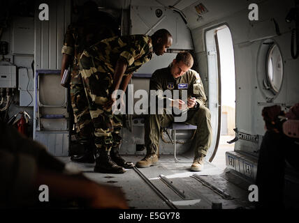 Un aviatore con il Senegal Air Force mostra U.S. Air Force Staff Sgt. Steven Calaway, un loadmaster assegnato al 115Airl Foto Stock