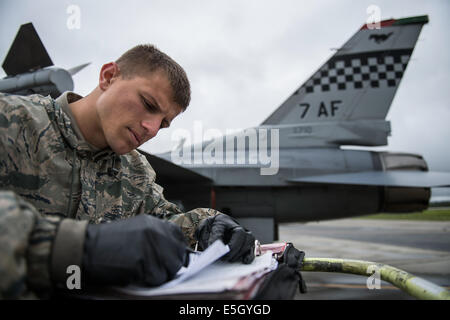 Stati Uniti Air Force Staff Sgt. Zackery codificatore, un capo equipaggio con la trentaseiesima Manutenzione aeromobili unità, compila i moduli per un F-16 Figh Foto Stock