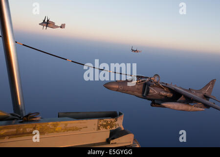 Un U.S. Marine Corps AV-8B Harrier II aeromobili, diritto, assegnato alla ventiduesima Marine Expeditionary Unit (MEU) refuels con una KC-13 Foto Stock