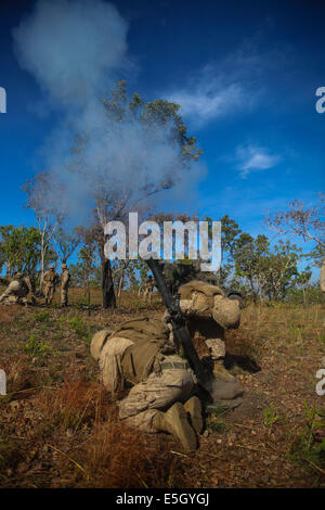 Stati Uniti Marines con armi Company, 1° Battaglione, quinto reggimento Marine, assegnato al Marine Force-Darwin rotazionale, il fuoco di un M252 Foto Stock