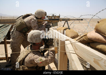 Stati Uniti Marines con Scout Sniper plotone, 1° Battaglione, 7° Reggimento Marine uomo posizioni di sicurezza nel corso di una missione in Helmand p Foto Stock