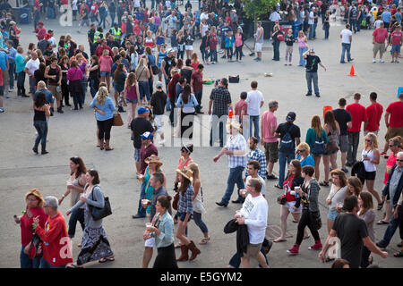 Le persone che si godono la Summerfest di Milwaukee, Wisconsin, STATI UNITI D'AMERICA Foto Stock