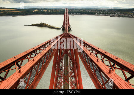 Ponte di Forth Rail, North Queensferry Fife, Scozia, Regno Unito. 31 Luglio, 2014. Anteprima della vista da una proposta di piattaforma di osservazione in cima la Fife torre a sbalzo del Ponte di Forth Rail. La vista i visitatori potevano godere se la guida della rete con successo i piani per realizzare innovativi centri visita ad entrambe le due estremità nord e sud della struttura iconica. Guardando verso sud fino a South Queensferry e Isola Inchgarvie Credito: ALAN OLIVER/Alamy Live News Foto Stock