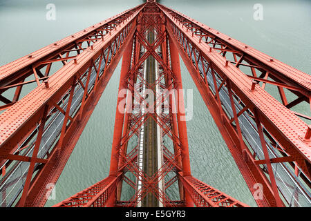 Ponte di Forth Rail, North Queensferry Fife, Scozia, Regno Unito. 31 Luglio, 2014. Anteprima della vista da una proposta di piattaforma di osservazione in cima la Fife torre a sbalzo del Ponte di Forth Rail. La vista i visitatori potevano godere se la guida della rete con successo i piani per realizzare innovativi centri visita ad entrambe le due estremità nord e sud della struttura iconica. Credito: ALAN OLIVER/Alamy Live News Foto Stock