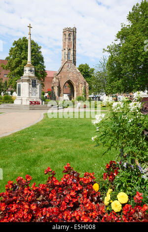 Greyfriars Tower con il Memoriale di guerra in primo piano Tower Gardens King's Lynn NORFOLK REGNO UNITO Foto Stock