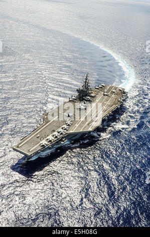 La portaerei USS Ronald Reagan CVN (76) è rotta per partecipare a bordo del Pacifico (RIMPAC) 2014 nel Pacifico O Foto Stock