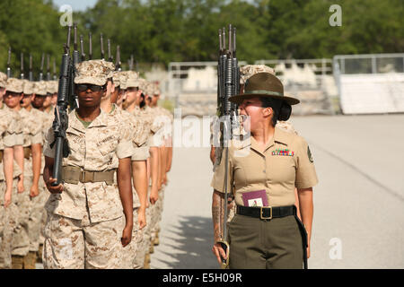 Stati Uniti Marine Corps Staff Sgt. Caroline Chavez, un trapano senior istruttore assegnato al plotone 4023, Novembre Company, 4a reclutare Foto Stock