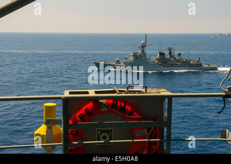 Lo spagnolo motovedetta SPS Infanta Elena (P 76), accompagna il contenitore nave MV Capo Ray (T-AKR 9679), colore per il primo piano attraverso la S Foto Stock