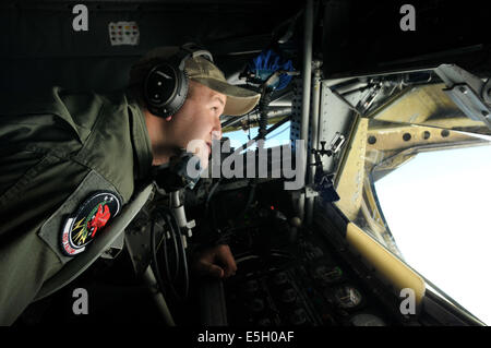 Stati Uniti Air Force Airman 1. Classe Ben Sedlacek, una KC-135 Stratotanker aeromobile boom operatore con l'aria 350a squadro di rifornimento Foto Stock