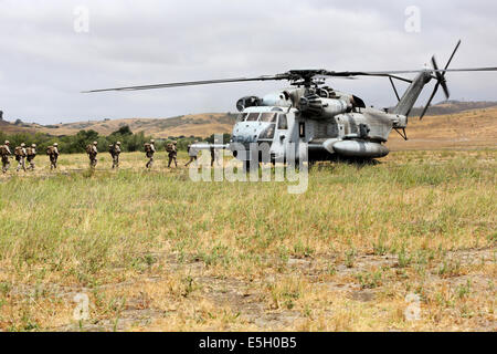 Stati Uniti Marines con il Primo Battaglione, 1° Reggimento marini a bordo di un CH-53E Super Stallion elicottero, assegnato a Marino ha pesanti Foto Stock