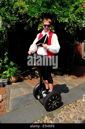 PHILADELPHI, PA: Guida indossando il XVIII secolo era coloniale di equitazione abbigliamento una elettronica di Segway a due ruote Foto Stock