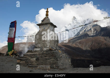 Un buddista tibetano Chorten vicino al villaggio Dingboche nella regione del Khumbu del nord est del Nepal nel Chukhung valle Foto Stock