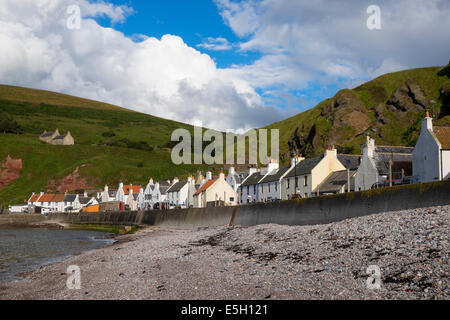 Vista di un piccolo villaggio di pescatori di Pennan sulla costa di Aberdeenshire in Scozia Foto Stock