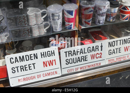 London Tourist shop street segni tazze Unione jack Foto Stock