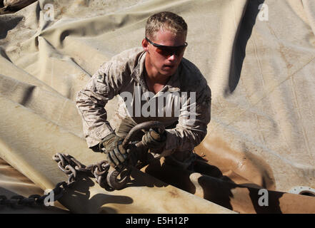 Stati Uniti Marine Corps Sgt. Andrew Sewell, un bulk specialista del carburante con Marine Wing Support Squadron (MWSS) 274, si prepara ad attaccare un Foto Stock