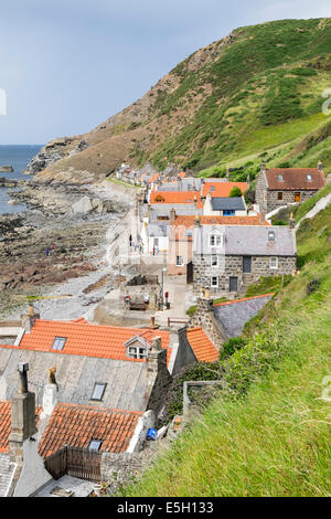 Vista del piccolo villaggio di Crovie sulla costa di Aberdeenshire in Scozia Foto Stock