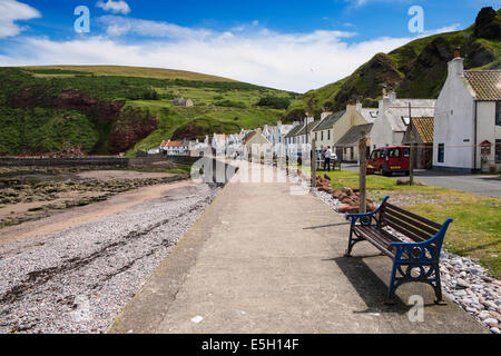 Vista di un piccolo villaggio di pescatori di Pennan sulla costa di Aberdeenshire in Scozia Foto Stock