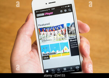 Con BBC iPlayer catchup tv app per guardare programmi televisivi su iPhone smart phone Foto Stock