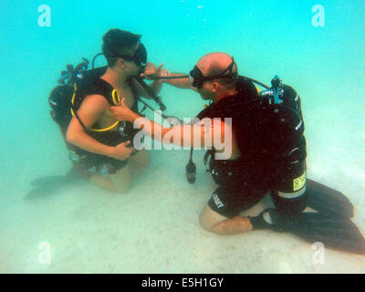 Stati Uniti Soldati assegnato all'Ingegnere 232nd Dive distacco, 92Enhancement manovra brigata, Puerto Rico Esercito Nazionale Guar Foto Stock